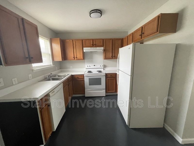 210 Village Pl - Photo 3 of 10