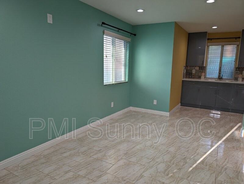 400 E 52nd St #ADU - Photo 3 of 10