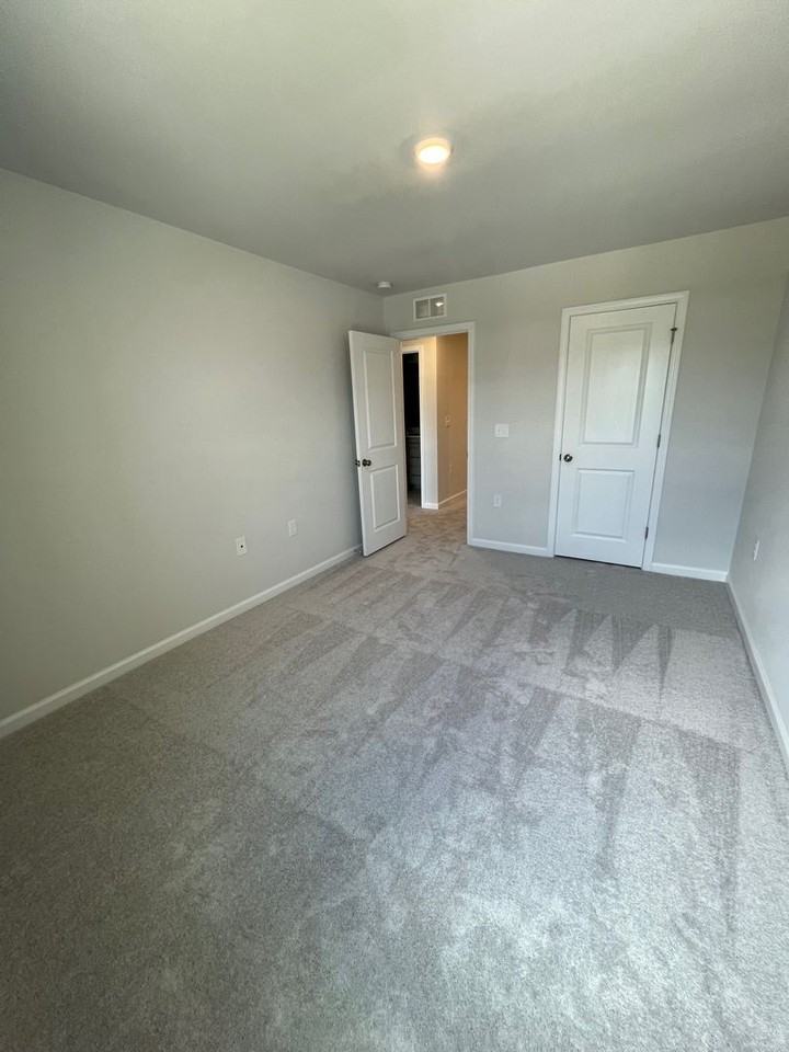 2312 Kasota Ln - Photo 4 of 30