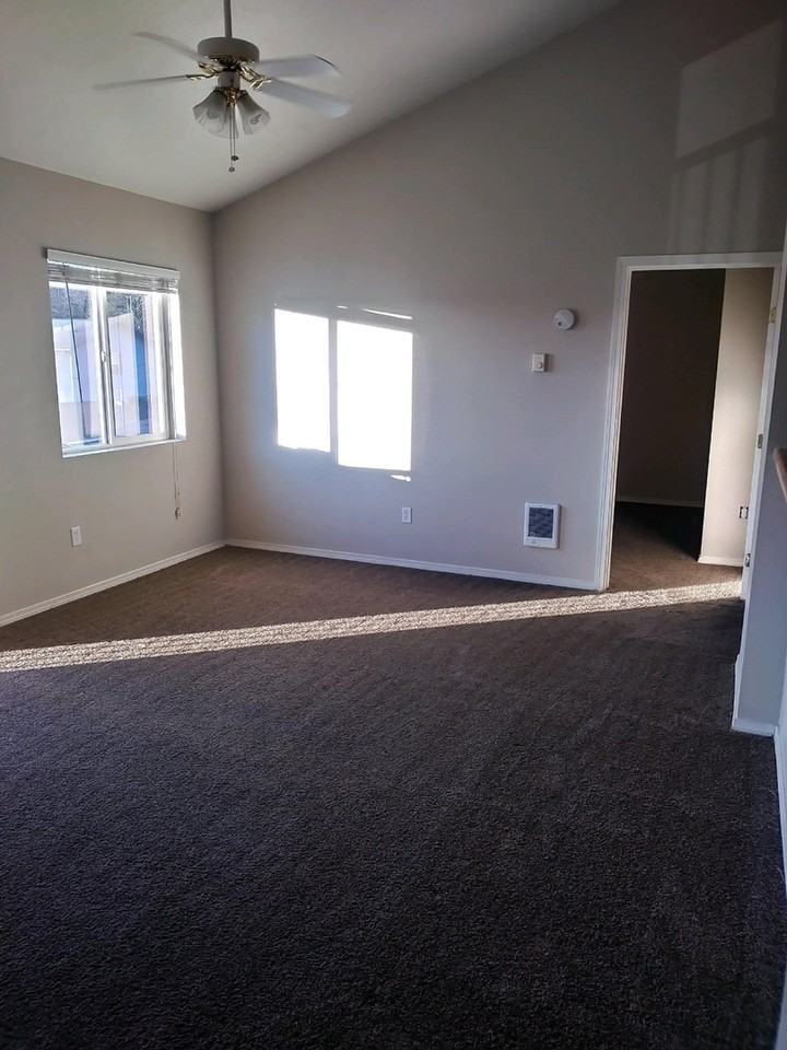 221 S Glenn St - Photo 2 of 15