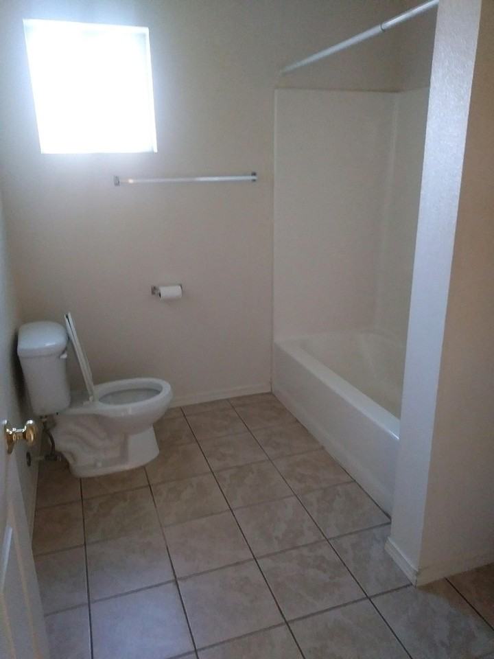 221 S Glenn St - Photo 3 of 15