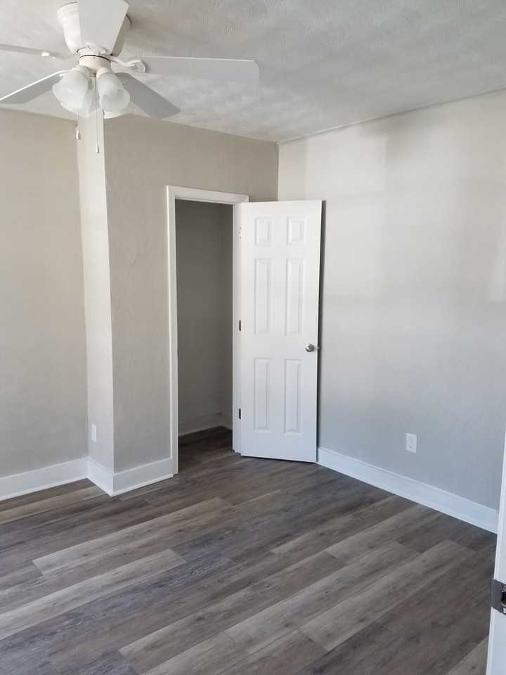 1301 W 27th St - Photo 3 of 19