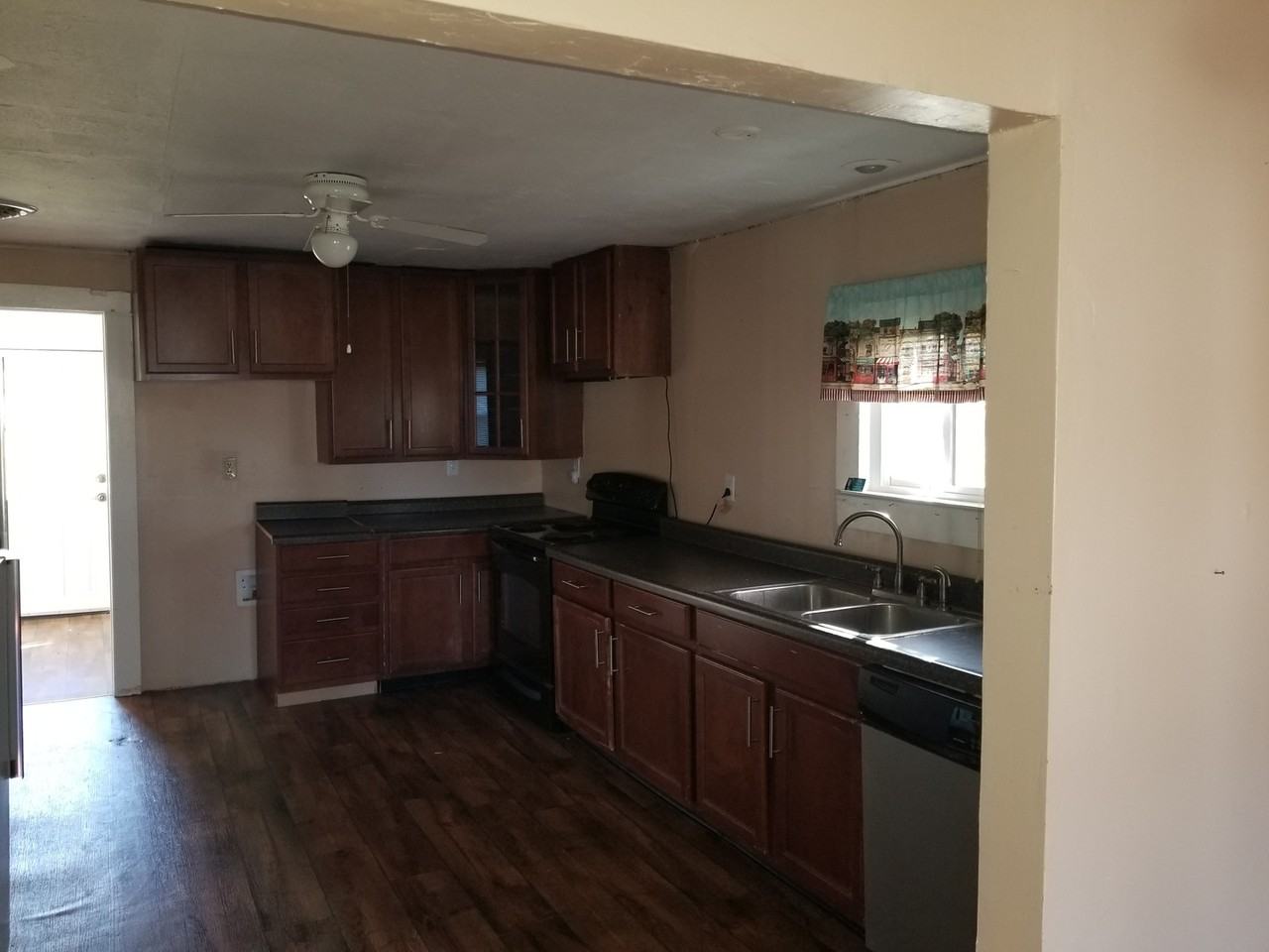 504 E Eldon St - Photo 3 of 8