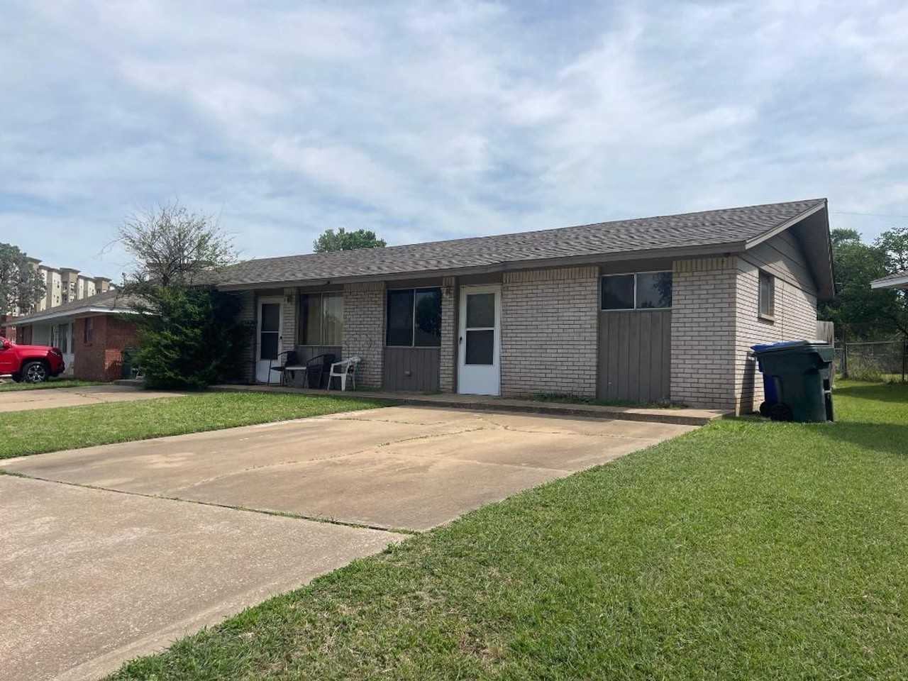 911 Deonne Cir - Photo 2 of 12