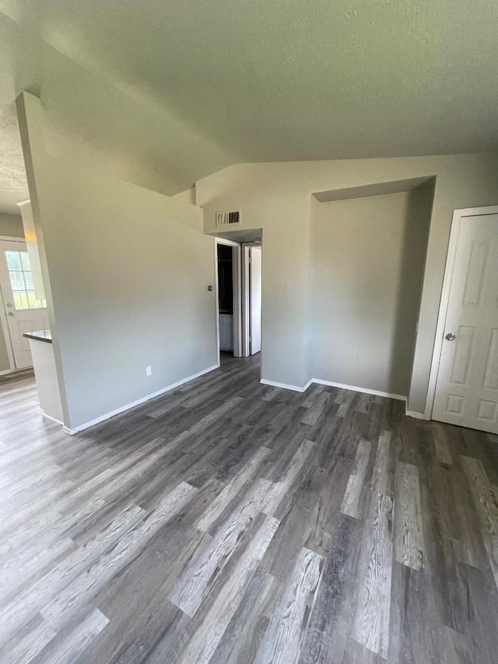 911 Deonne Cir - Photo 3 of 12