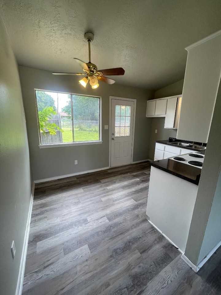 911 Deonne Cir - Photo 4 of 12