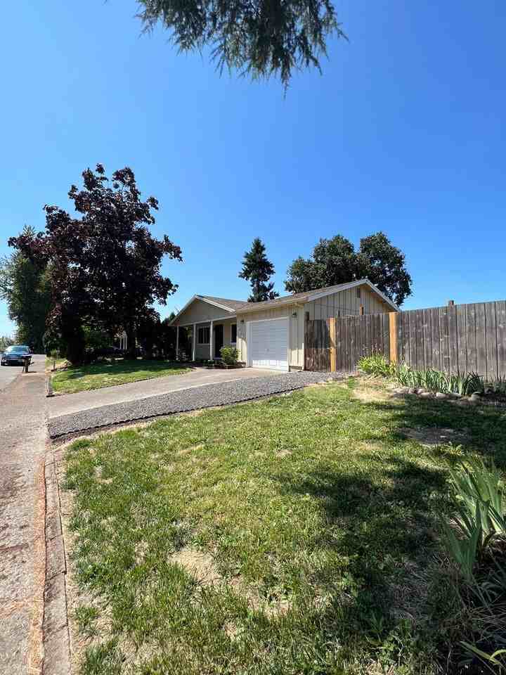 225 N Oak Ave - Photo 3 of 30