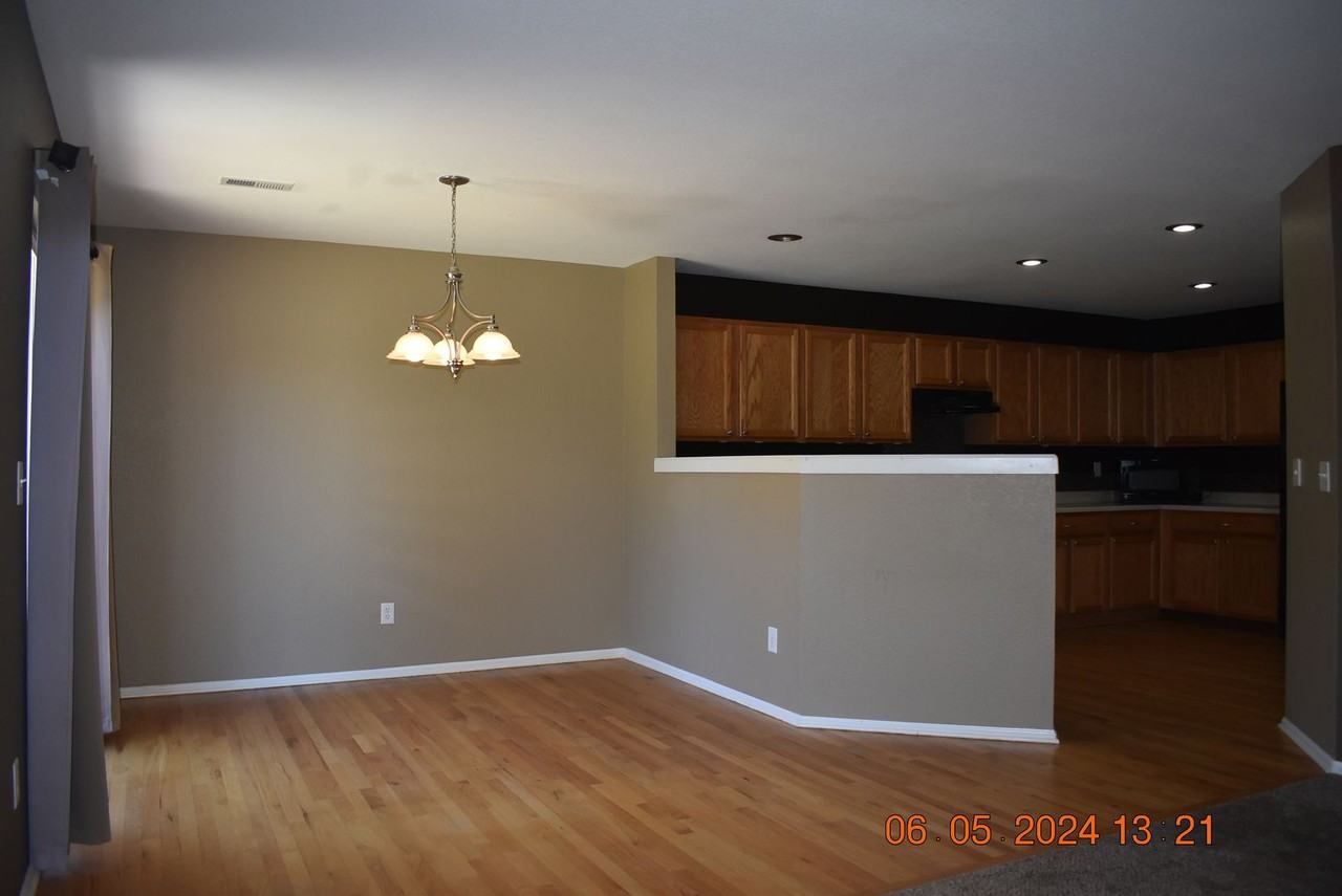 7916 S Kittredge St - Photo 3 of 17