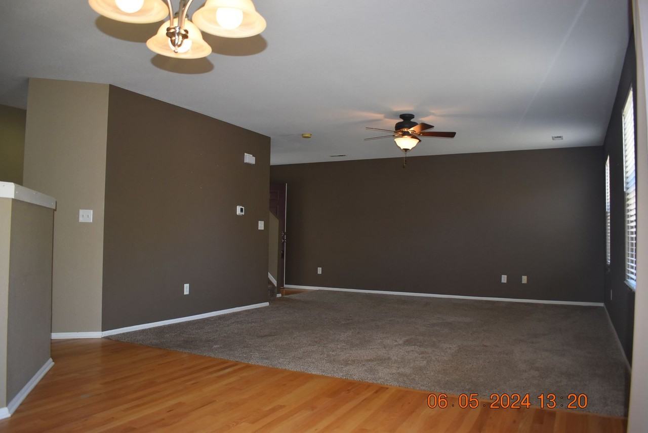 7916 S Kittredge St - Photo 4 of 17