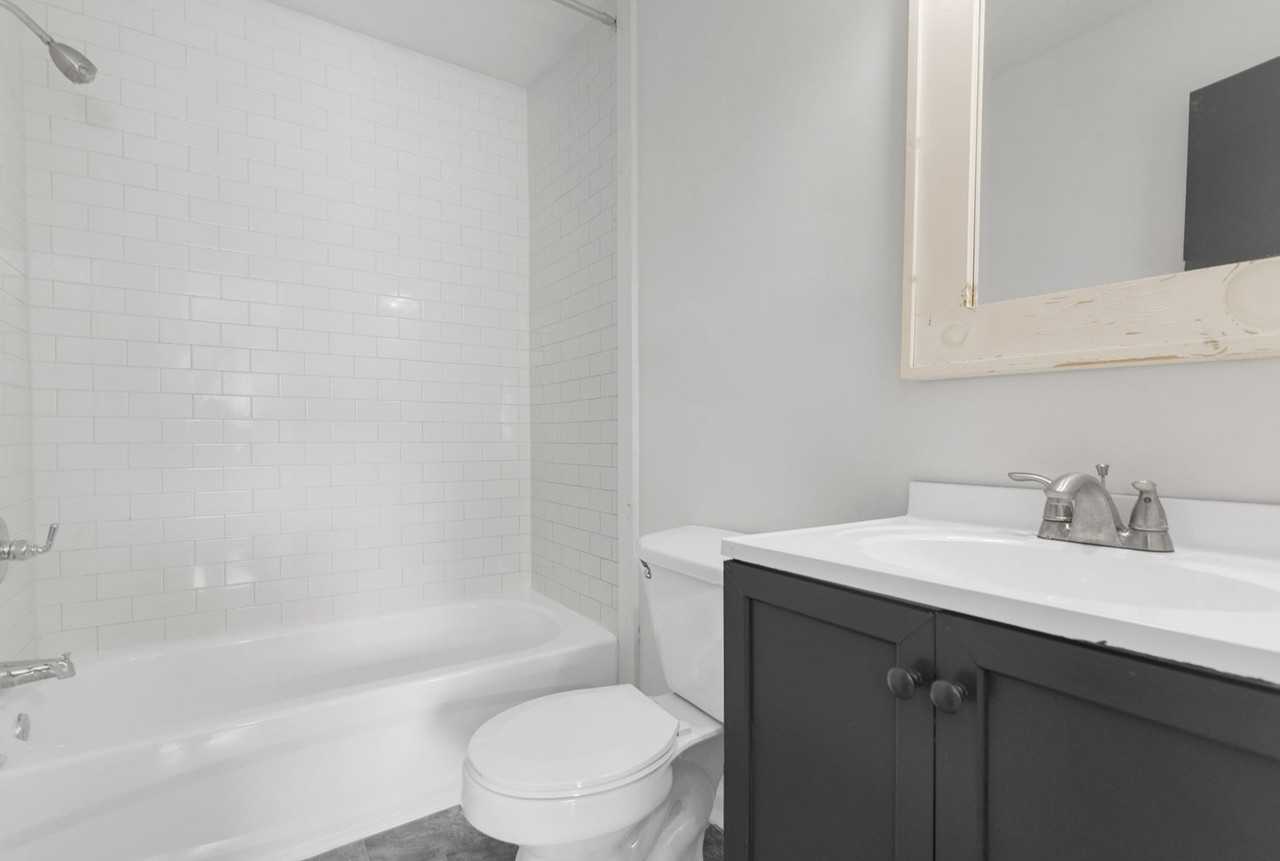 Carlton - Photo 2 of 17