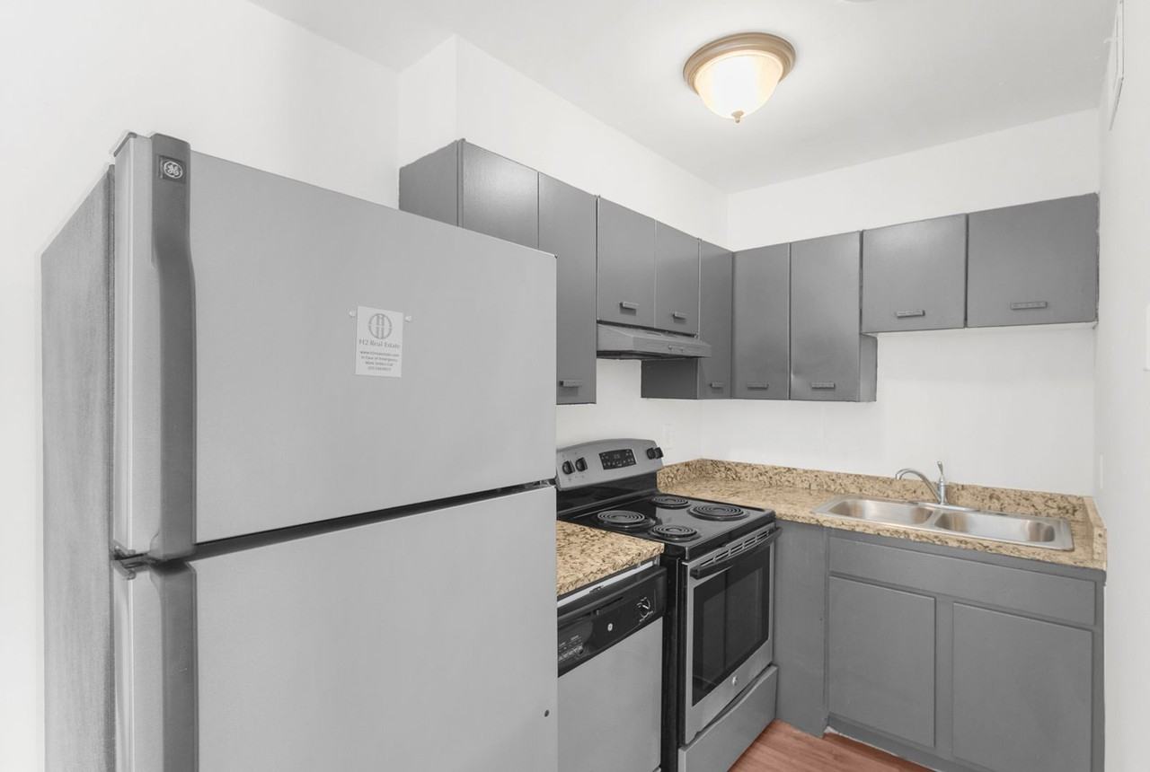 Carlton - Photo 6 of 17