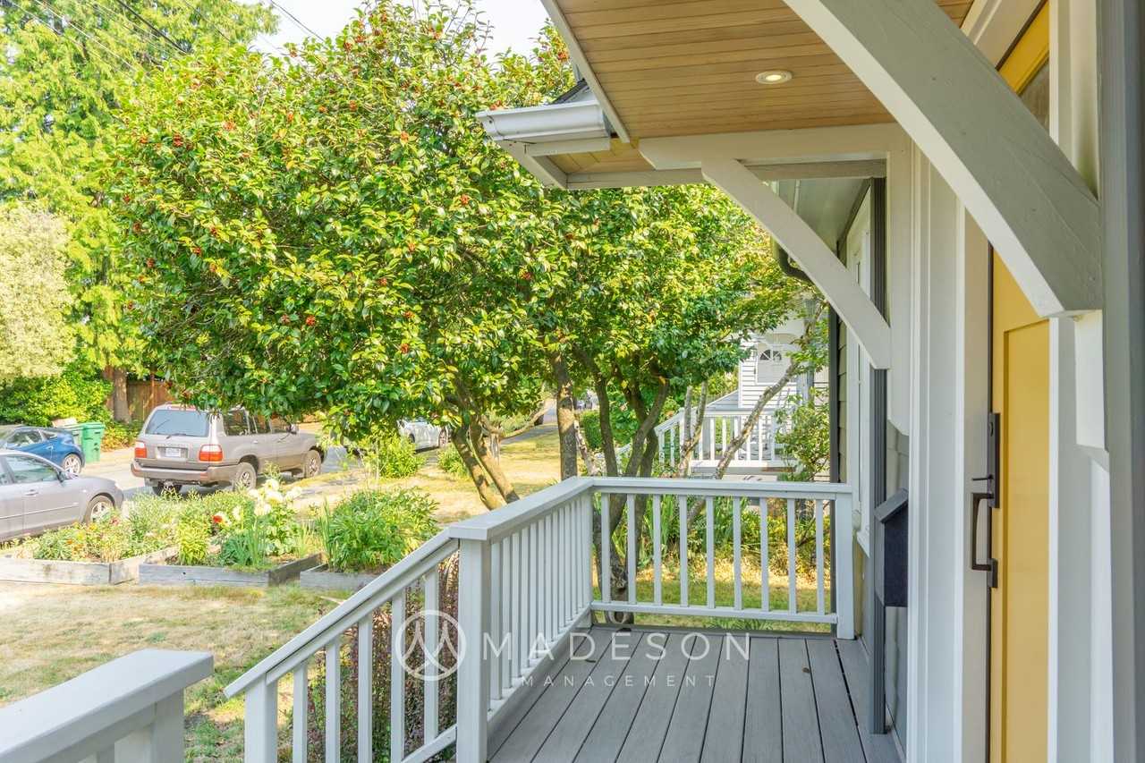 7522 9th Ave Ne - Photo 5 of 33