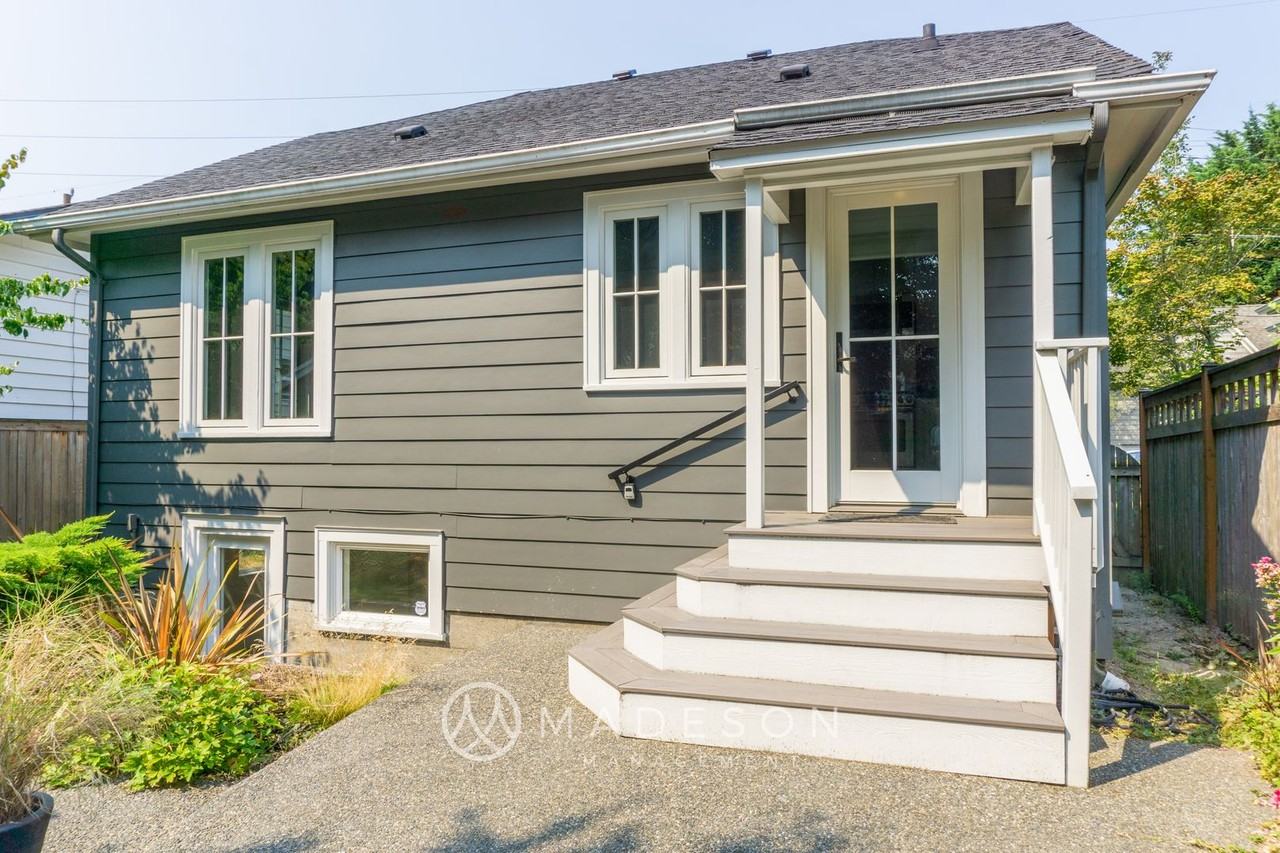 7522 9th Ave Ne - Photo 6 of 33