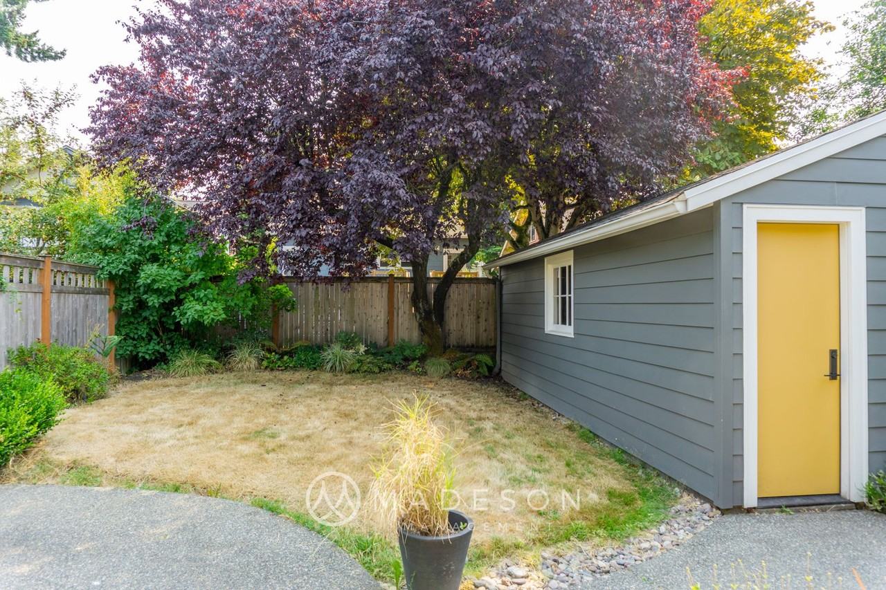 7522 9th Ave Ne - Photo 7 of 33