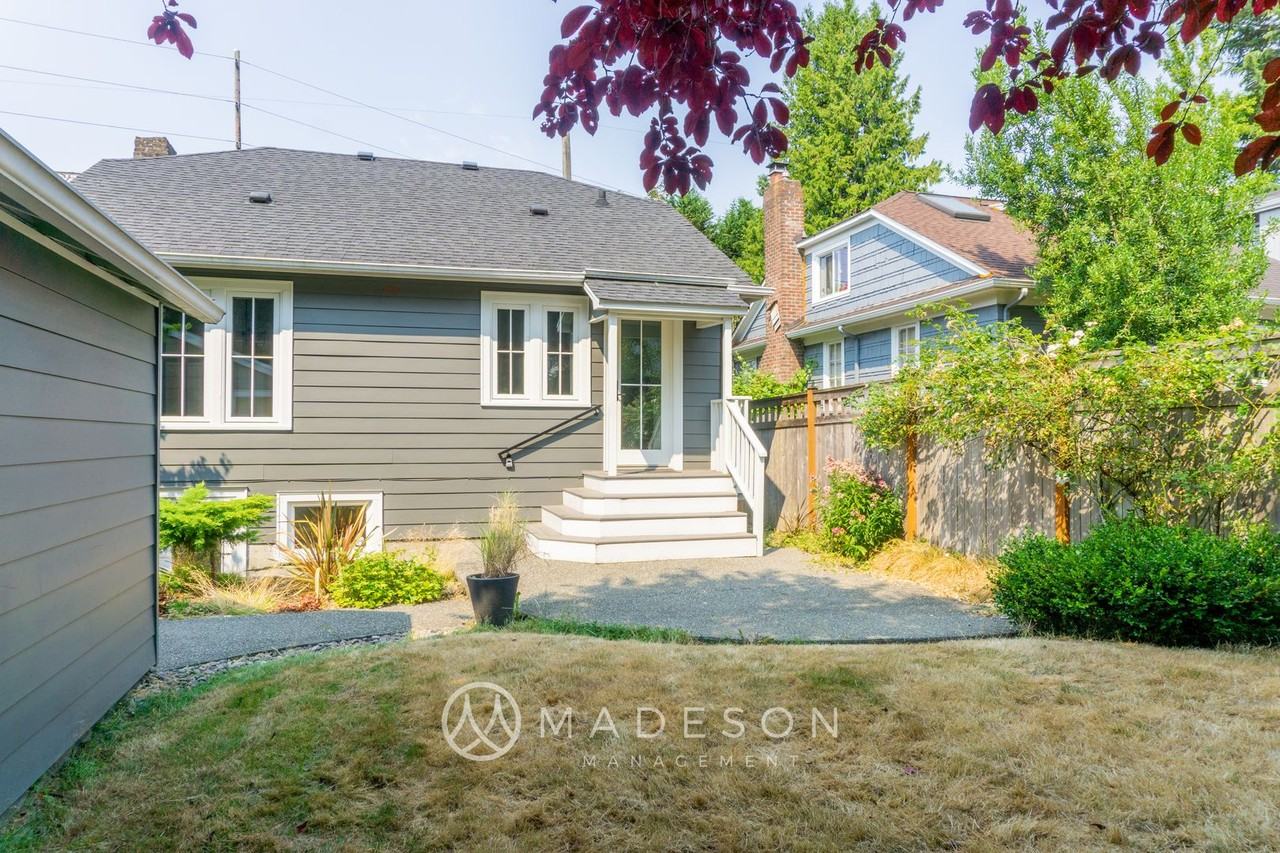 7522 9th Ave Ne - Photo 4 of 34