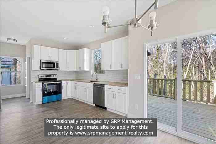 434 Amber St - Photo 3 of 15