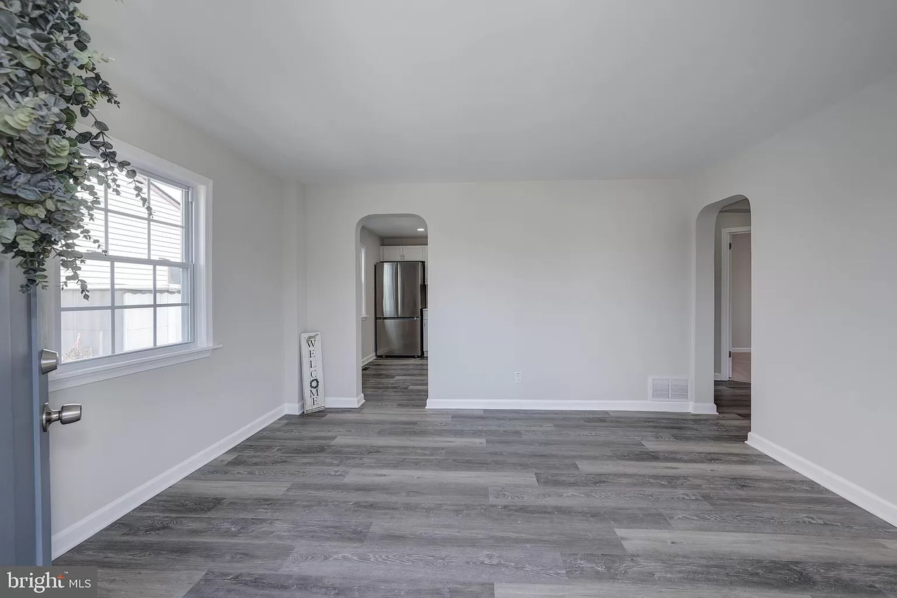 542 N Oakland Ave #0 - Photo 3 of 18