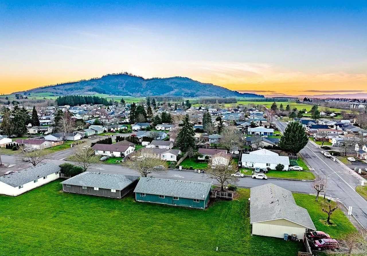 Countryside Manor - Photo 2 of 3