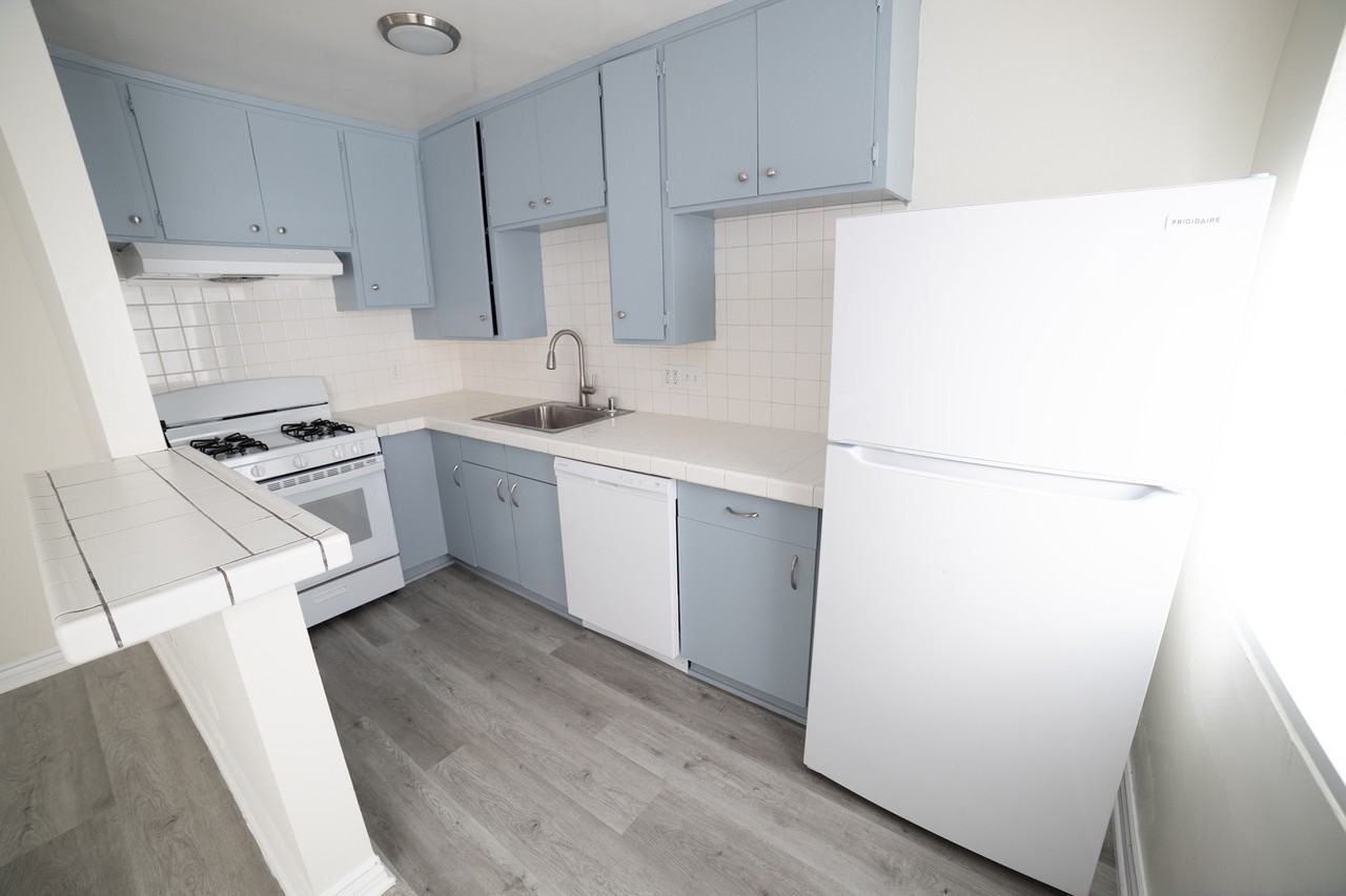 1315 Ocean Park Boulevard #5 - Photo 5 of 23