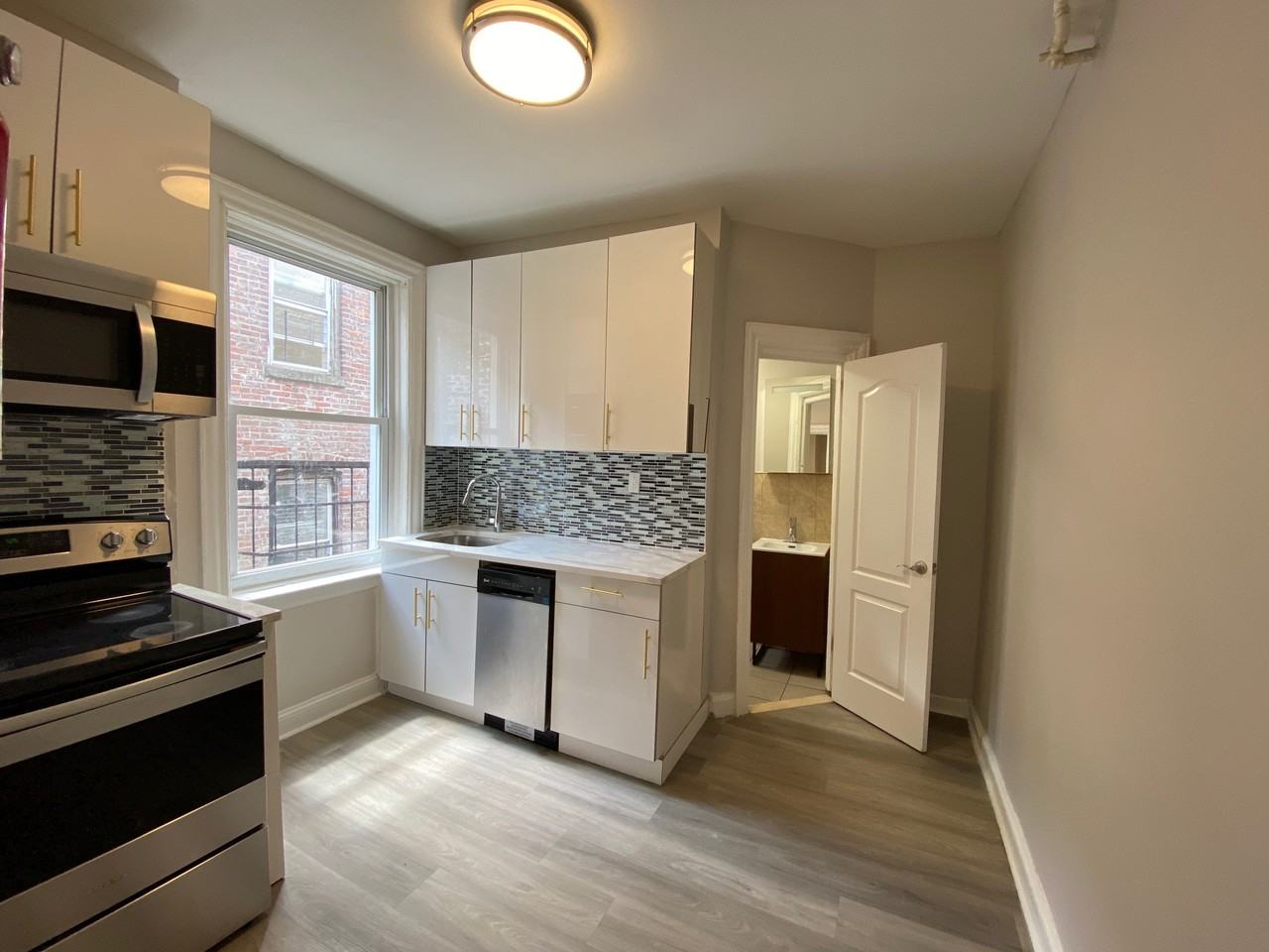 5604 Hudson AveApt 18 #5604-18 - Photo 4 of 6