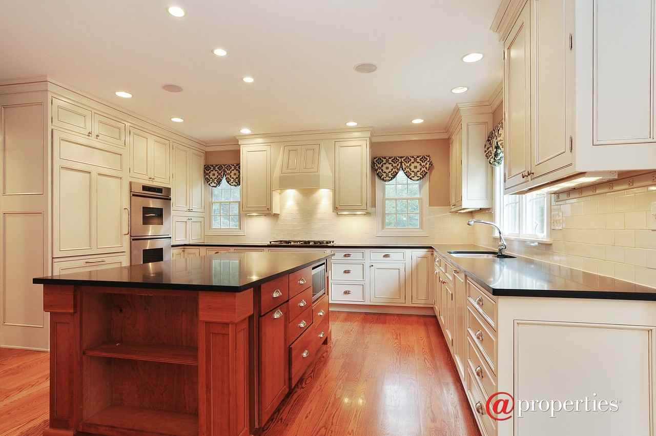 582 Golfview Dr - Photo 2 of 26
