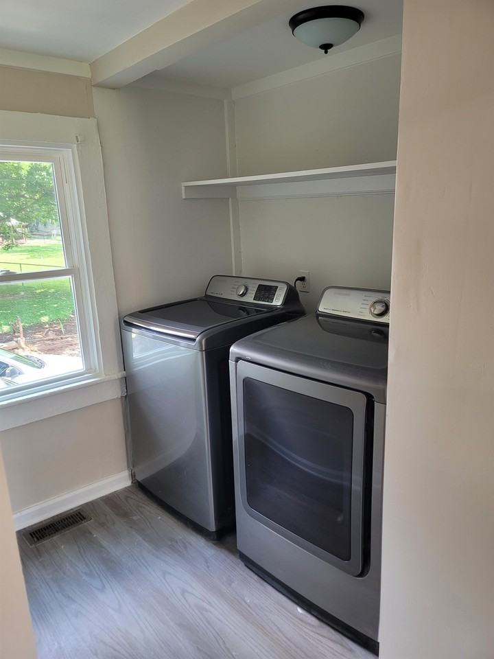 208 Lowell Ave #1 - Photo 3 of 9