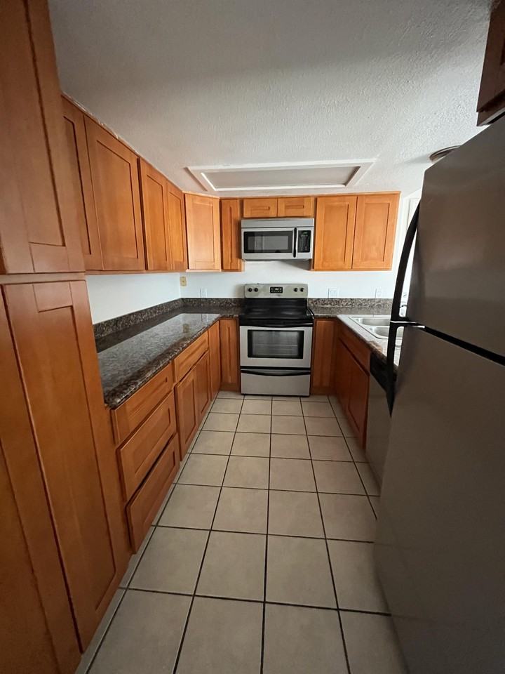 232 N Lemoore Ave - 1Unit 31C #1 - Photo 6 of 7