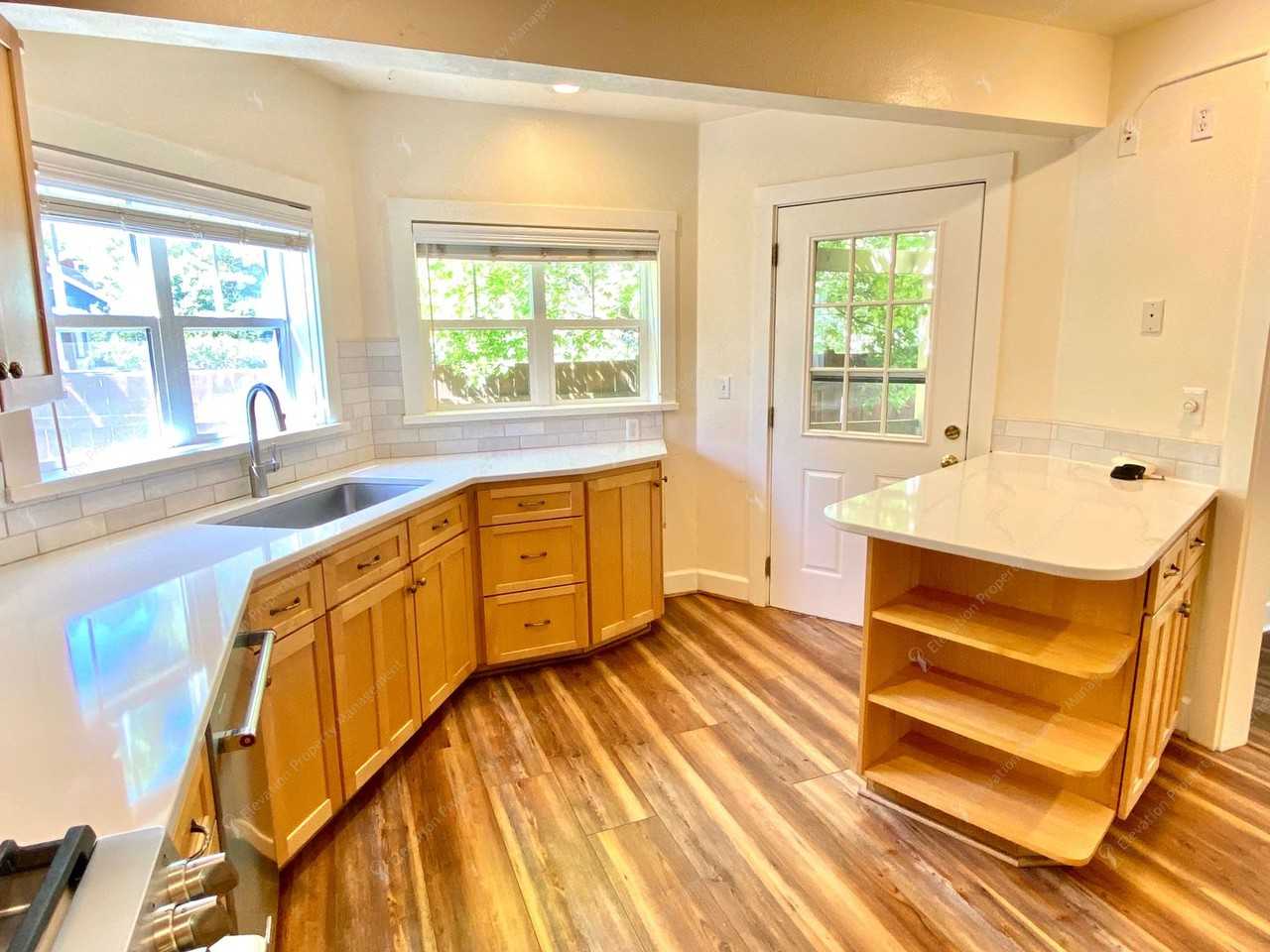 1443 Nw 7th St - Photo 4 of 29
