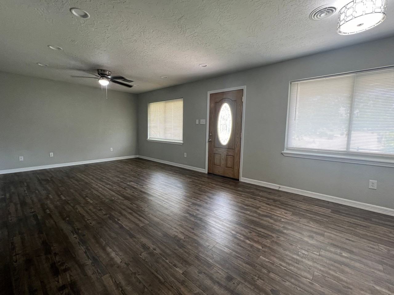 6407 Nw Euclid Ave - Photo 2 of 19