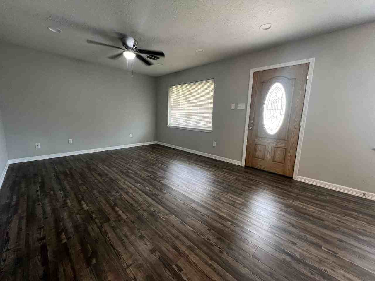 6407 Nw Euclid Ave - Photo 3 of 19