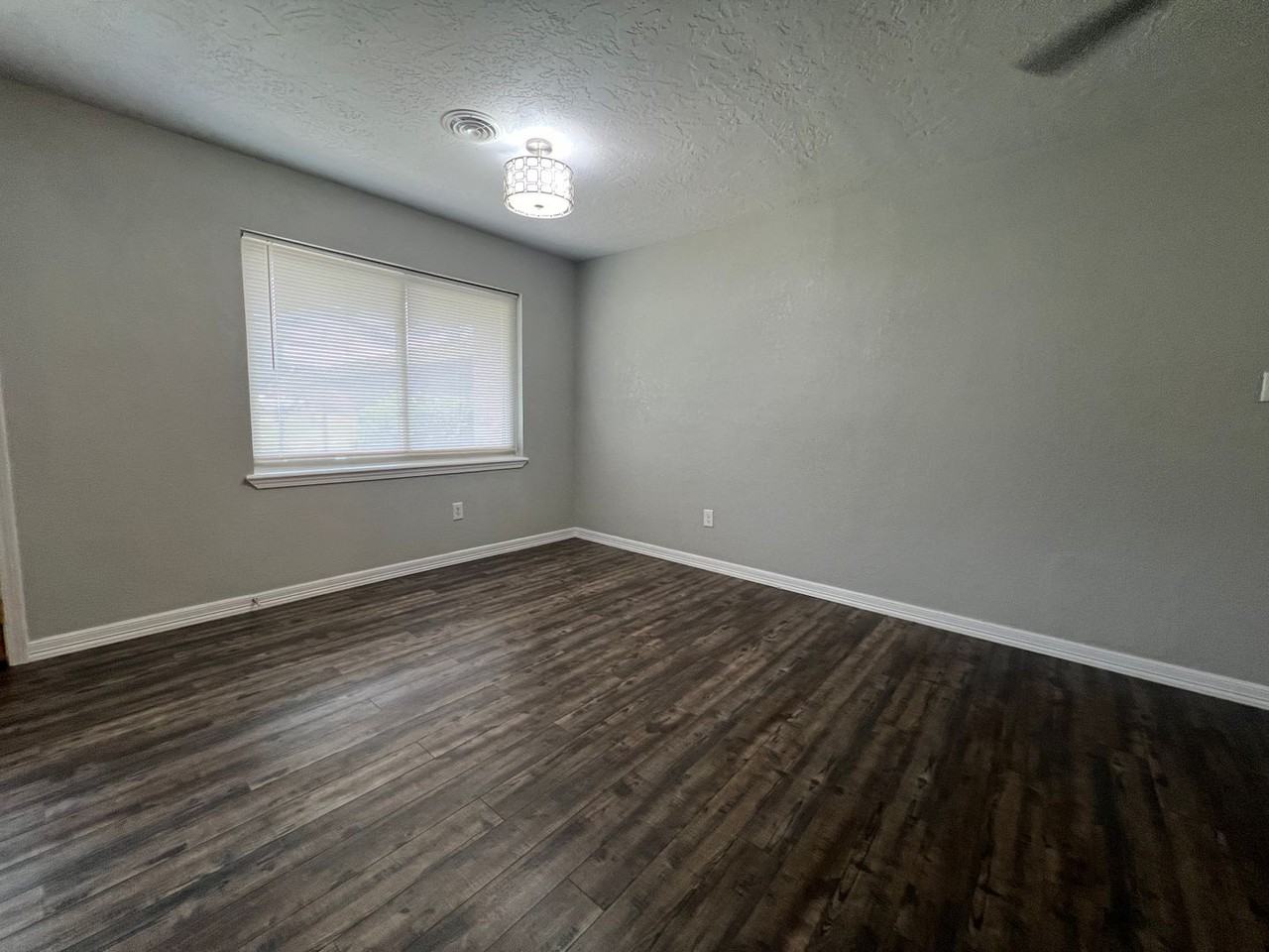 6407 Nw Euclid Ave - Photo 7 of 19