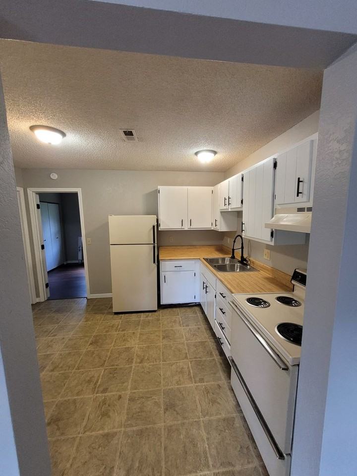 Cross Creek Apartments - Photo 3 of 7