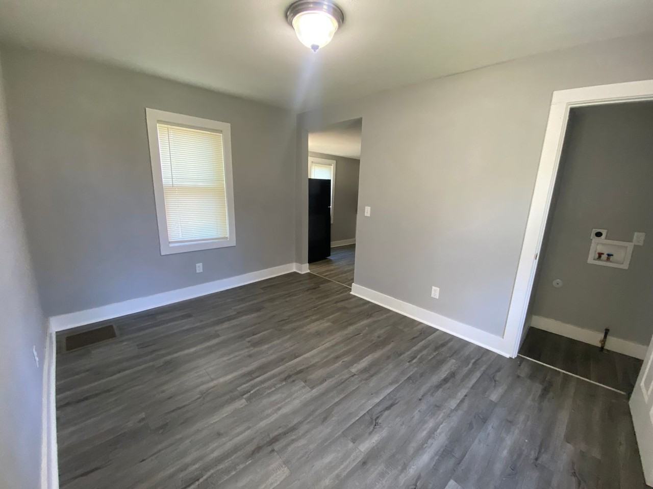 1439 39th St - Photo 3 of 10