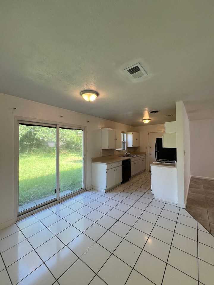 121 Berkley Dr - Photo 2 of 21