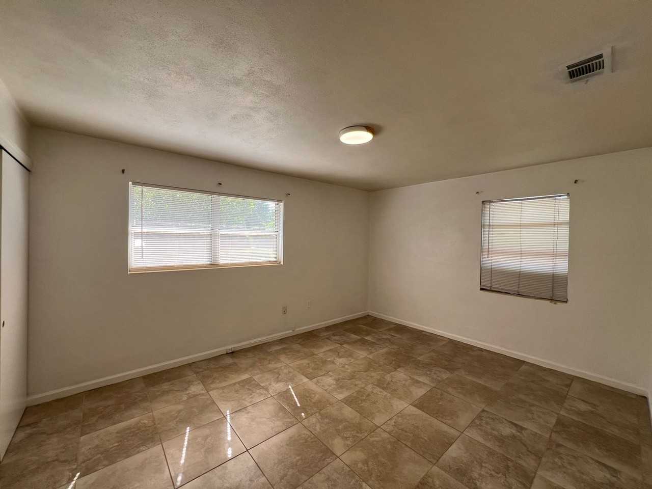 121 Berkley Dr - Photo 3 of 21