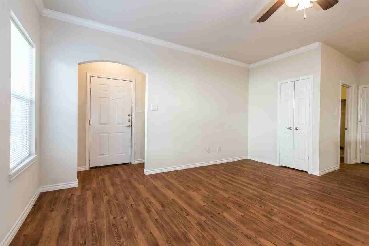 1036 Newcastle Dr - Photo 4 of 19
