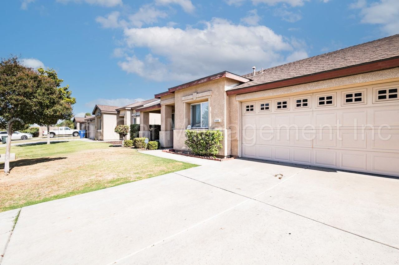 2506 Berkshire Rd - Photo 2 of 24