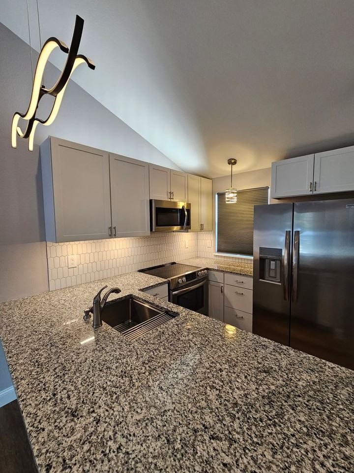 2052 Sunridge Cir - Photo 4 of 16