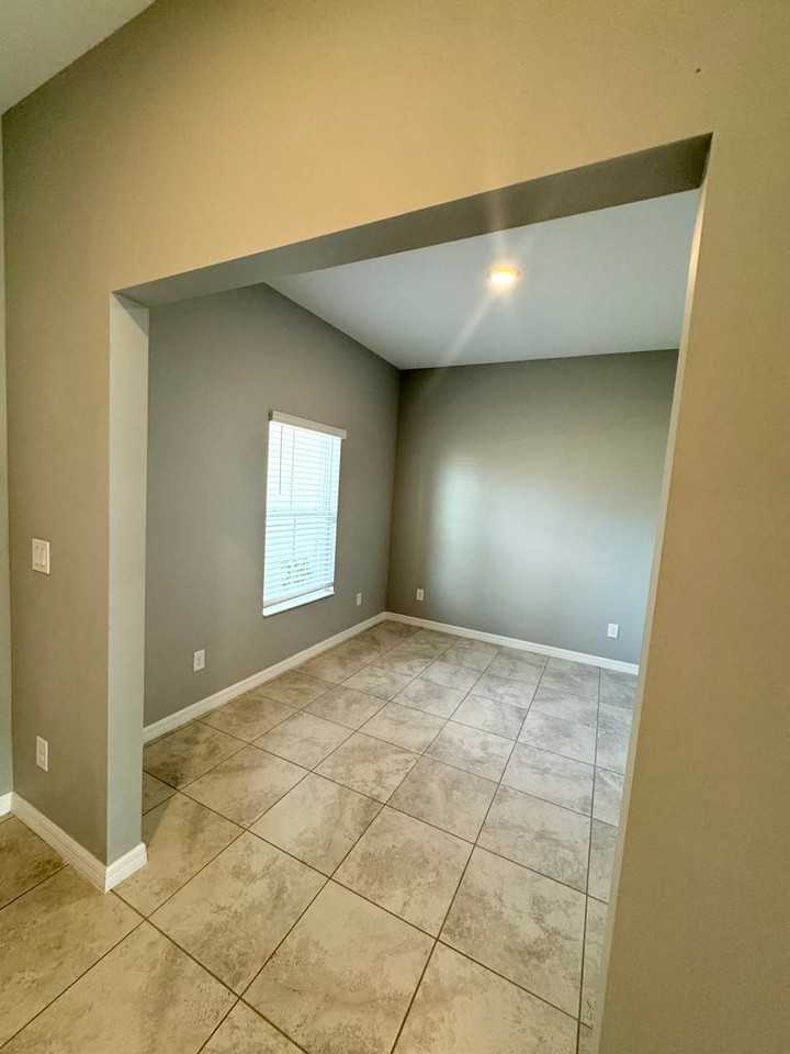 2233 S Chamberlain Blvd - Photo 6 of 24