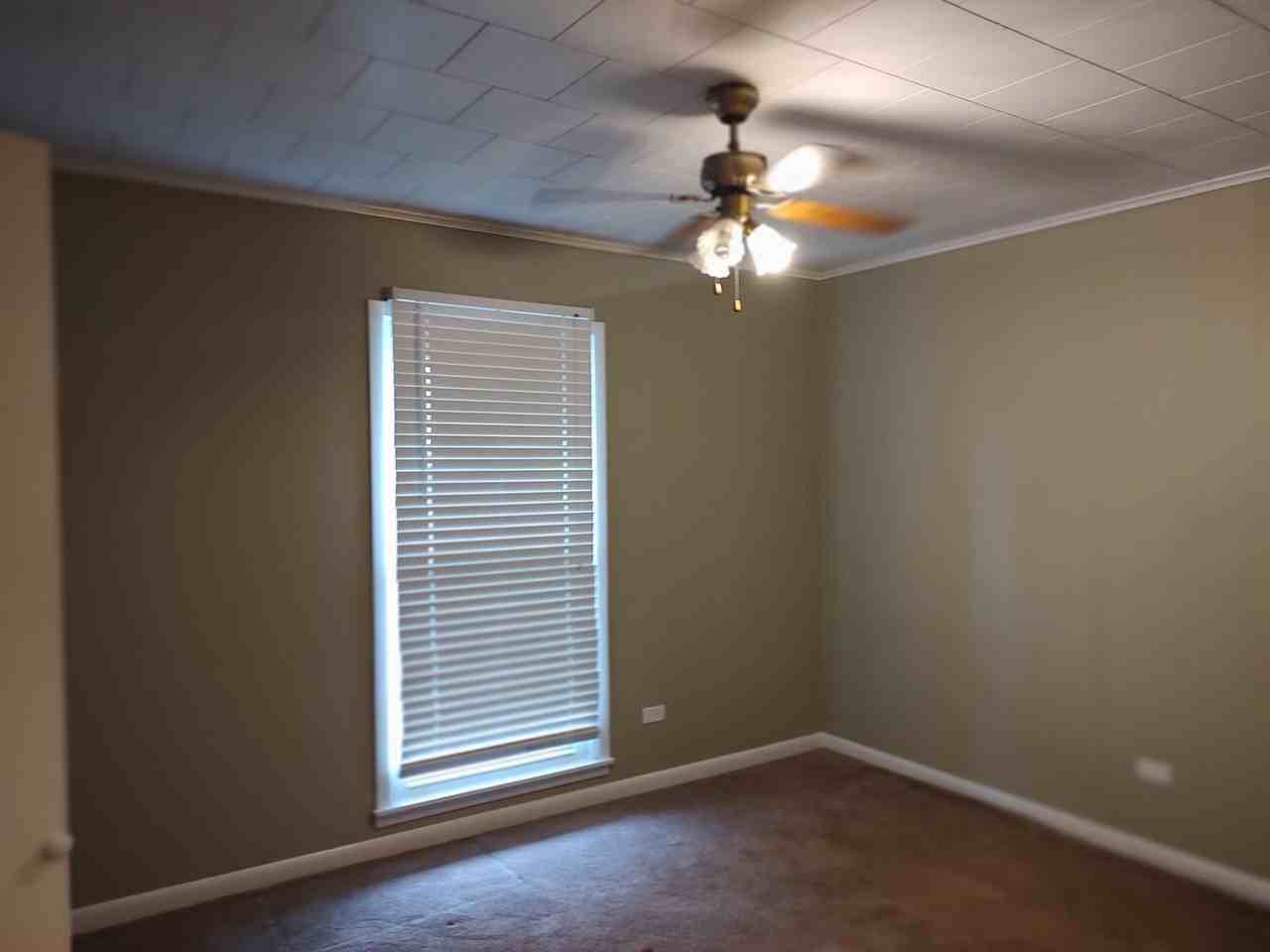 403 Shawn Ln - Photo 3 of 7