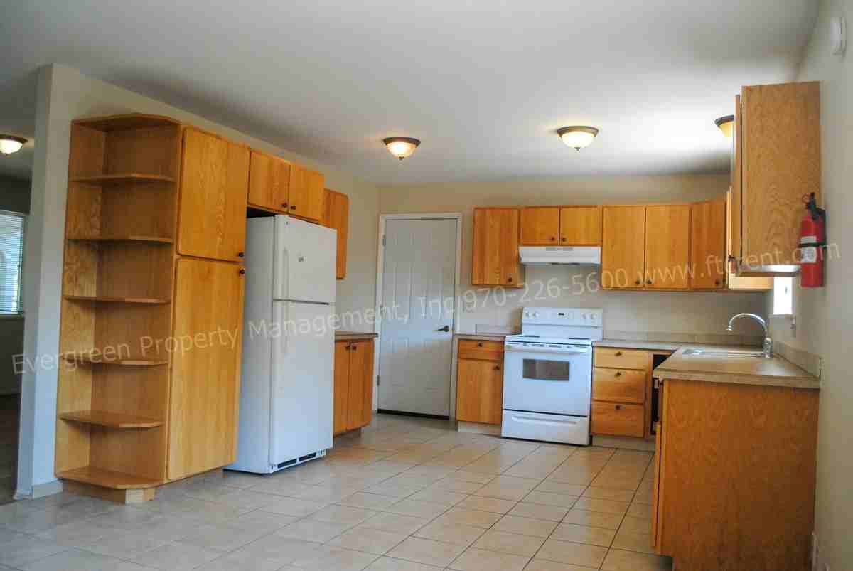 1228 Southridge Dr - Photo 4 of 19