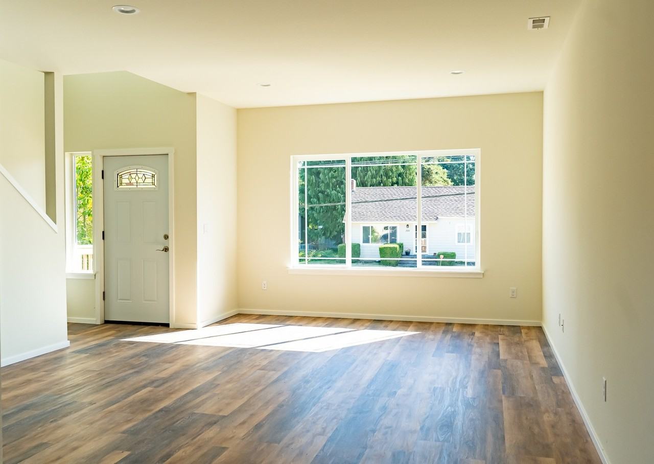 2332 S Ferry St - Photo 4 of 15