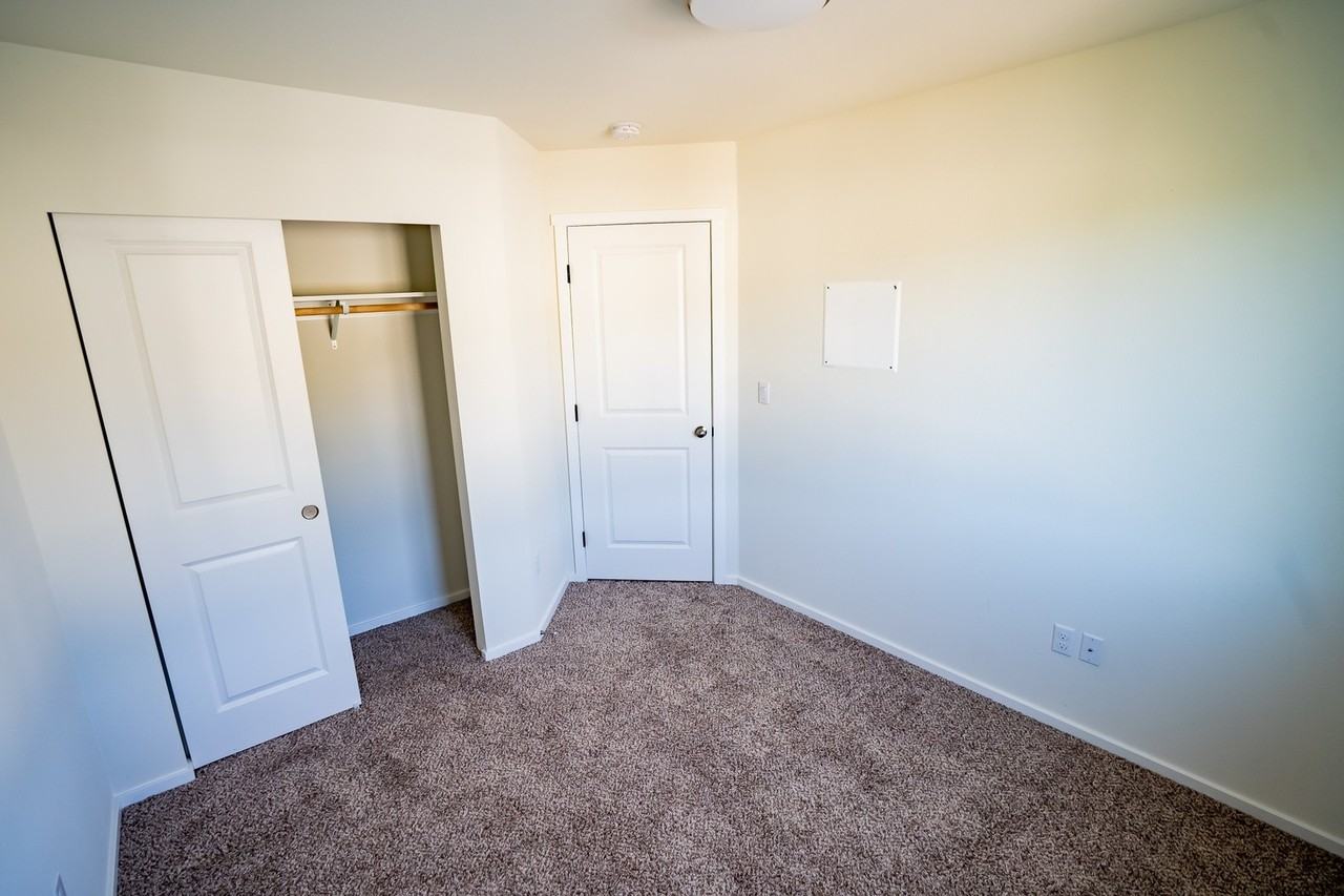 2332 S Ferry St - Photo 2 of 15