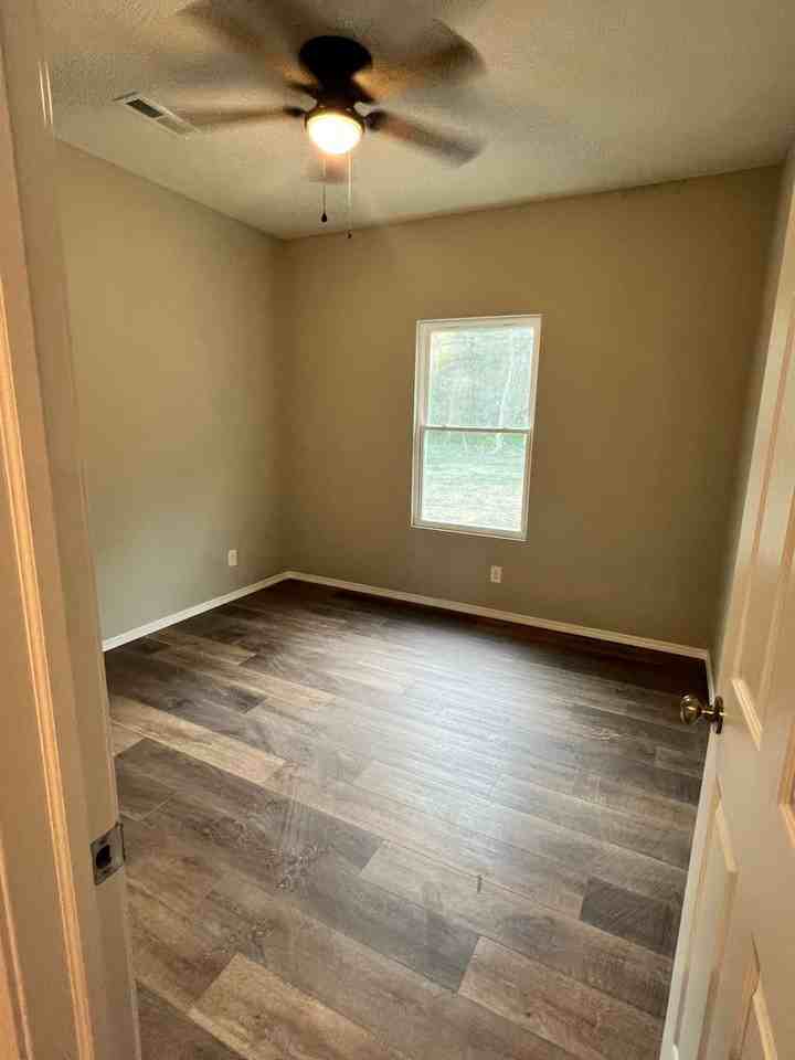 1140 S Mission Ave - Photo 3 of 16