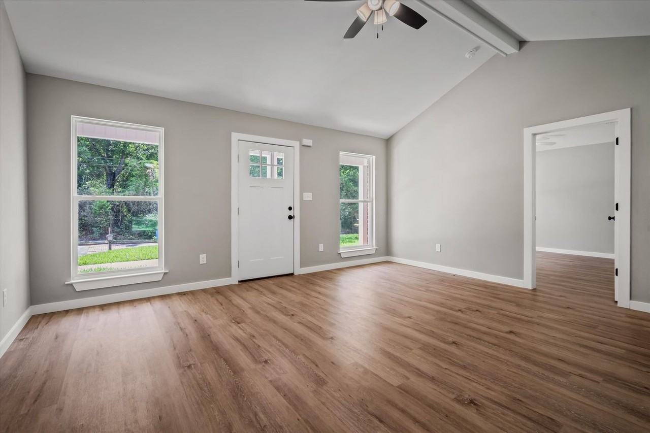 1589 Phillips Ln - Photo 3 of 20