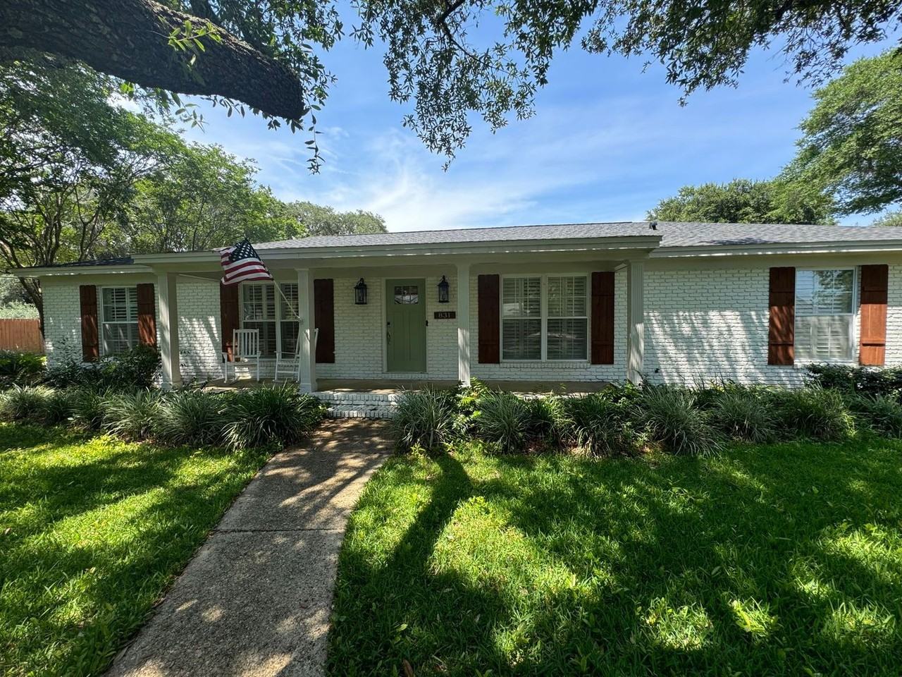 831 Bay Cliffs Rd - Photo 2 of 36