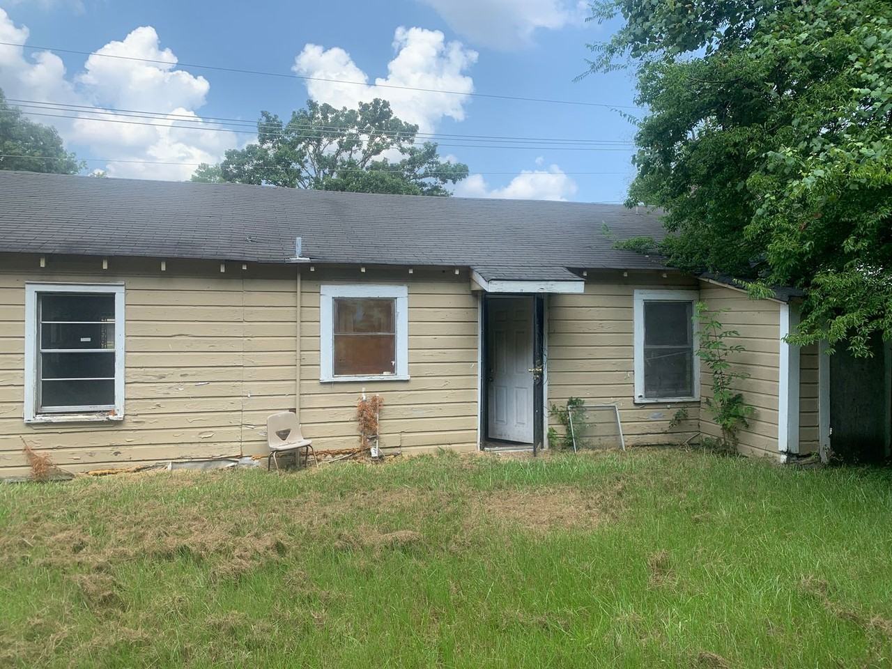5613 Broadway Ave - Photo 2 of 8