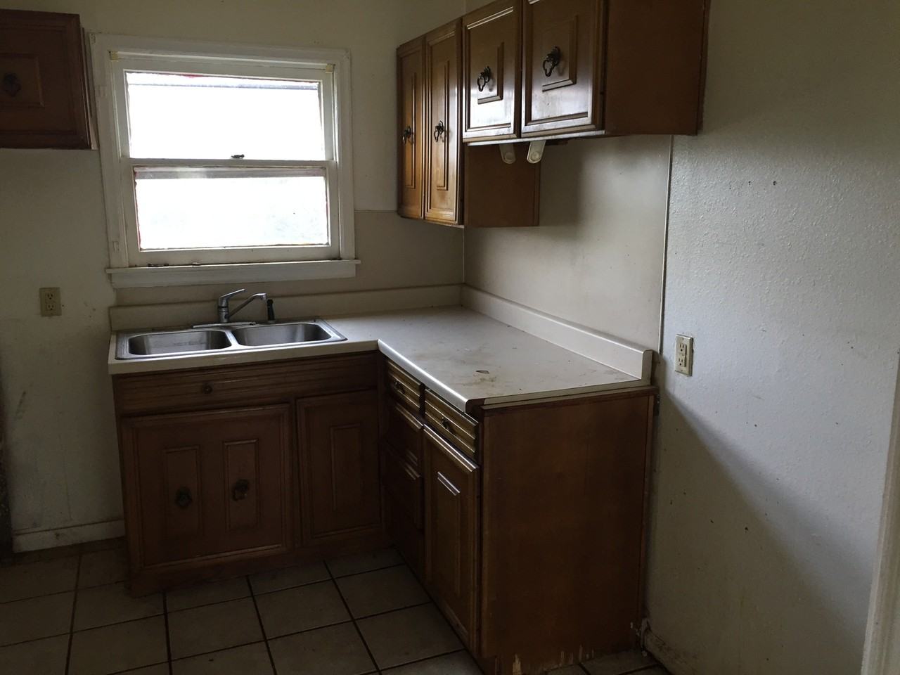 2745 N Denver Ave - Photo 3 of 4