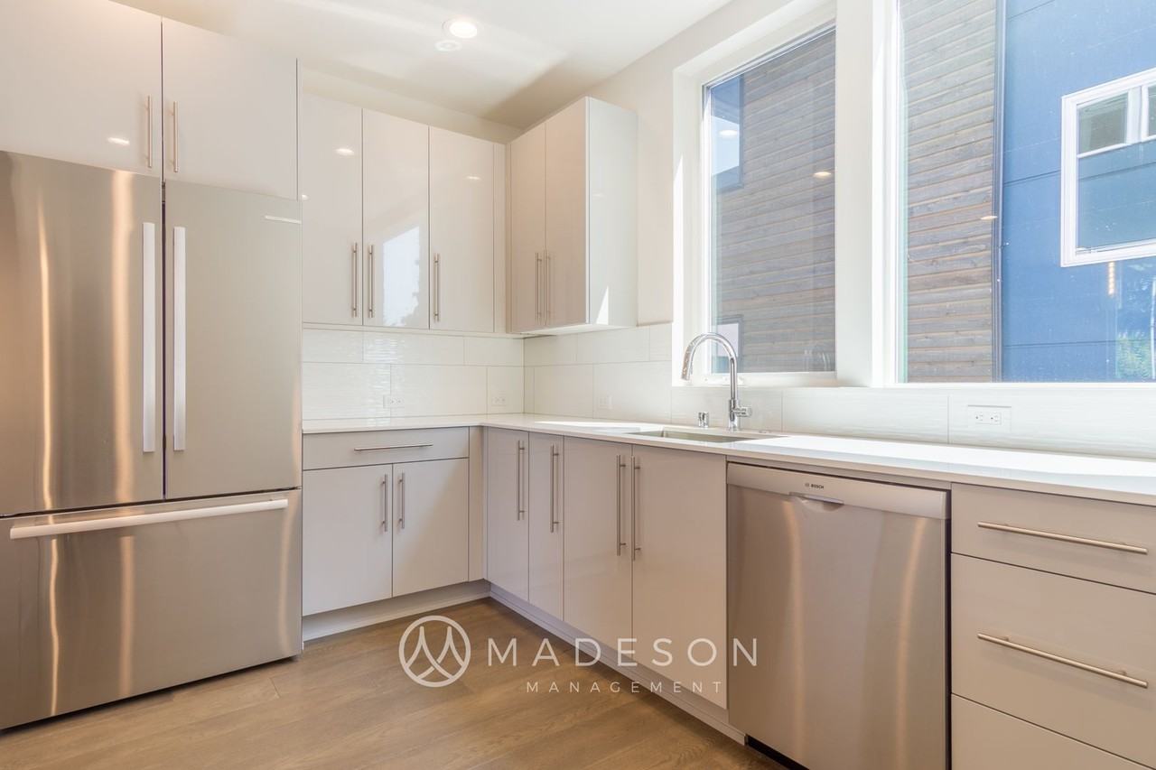 9730 Woodlawn Ave N #B - Photo 4 of 36