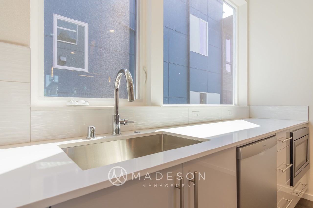 9730 Woodlawn Ave N #B - Photo 5 of 36